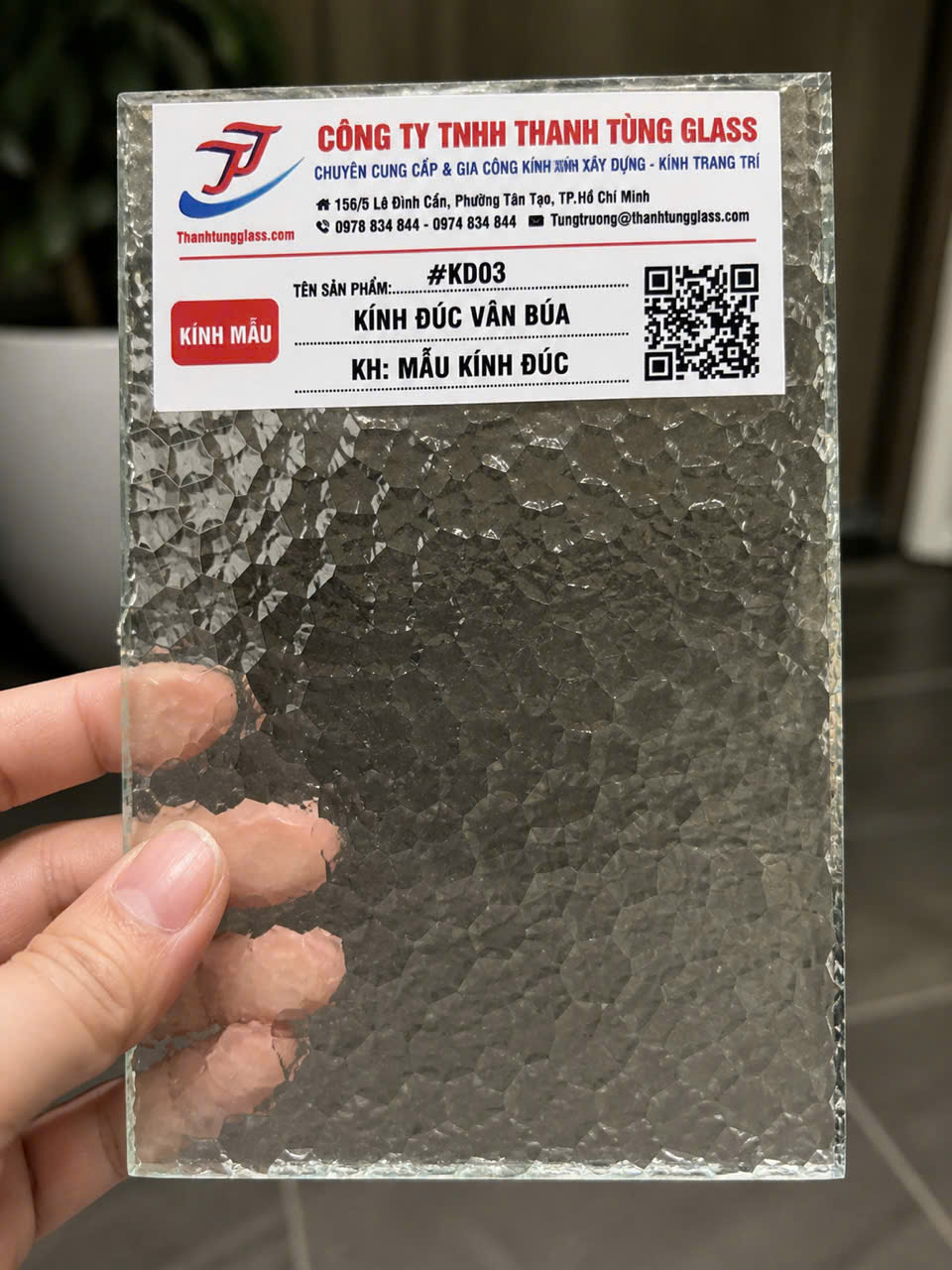 Kính đúc vân búa
